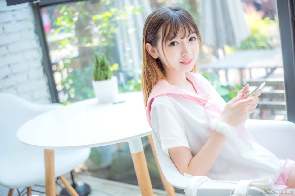 “原来如此，难怪敢硬撼我弩阵，只是不知那滕盾能支撑多久？”魏延闻言点点头，令旗挥动，继续保持着箭簇的射击，同时开始前移，三排人马不断调动着方位，前排的射手将箭匣射空之后，迅速后退，后排射手紧跟着继续射击，形成连绵不断的箭簇压制，而严颜也开始缩小阵型，向这边开来。